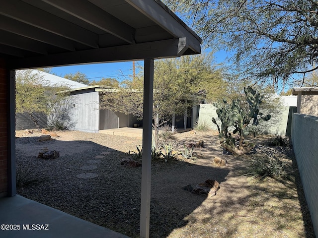 view of yard featuring a storage shed