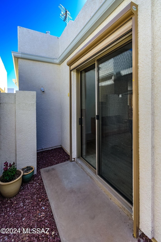 property entrance featuring stucco siding