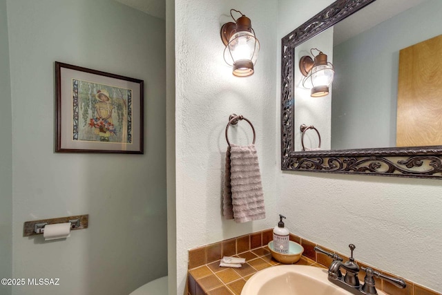 bathroom featuring sink