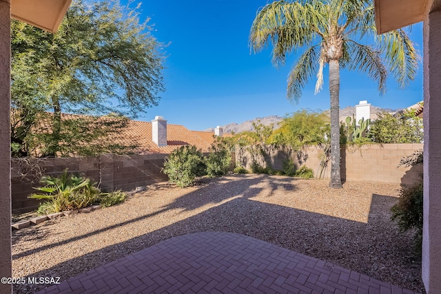 view of yard featuring a mountain view