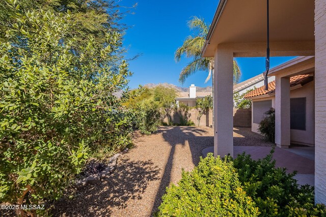 view of yard featuring a mountain view