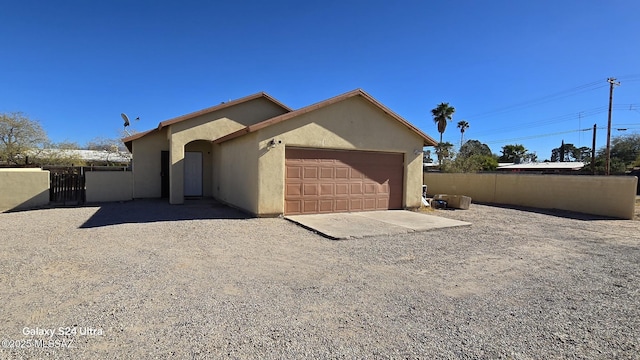 view of front facade featuring a garage