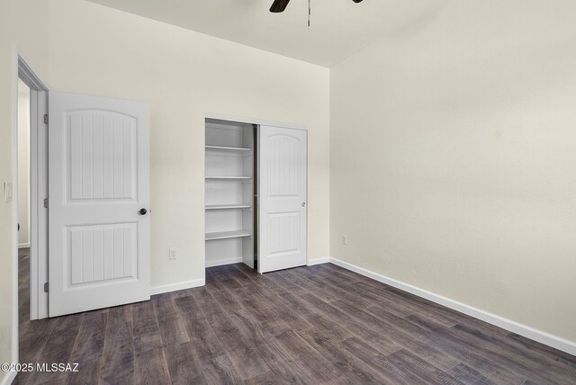 empty room with dark wood-type flooring and ceiling fan