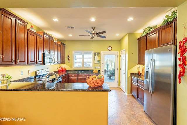 kitchen featuring visible vents, recessed lighting, stainless steel appliances, a peninsula, and ceiling fan