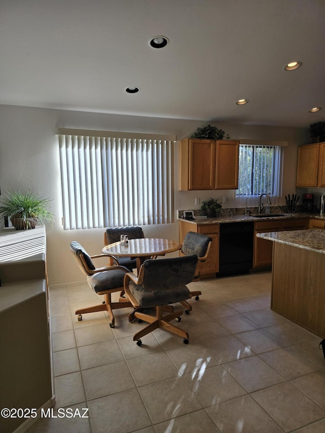 dining space featuring sink and light tile patterned floors