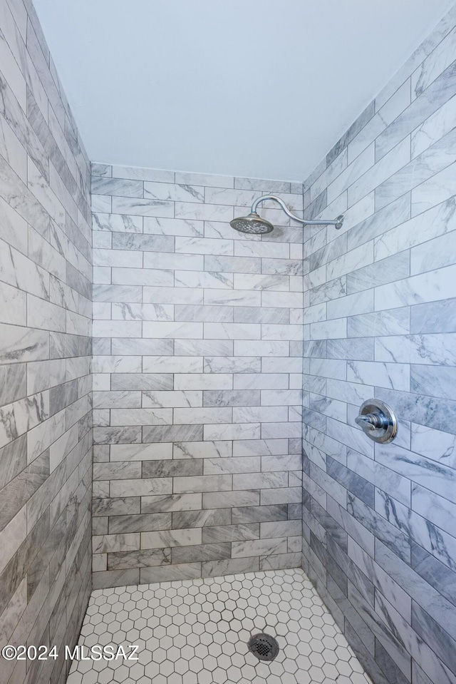 bathroom featuring a tile shower