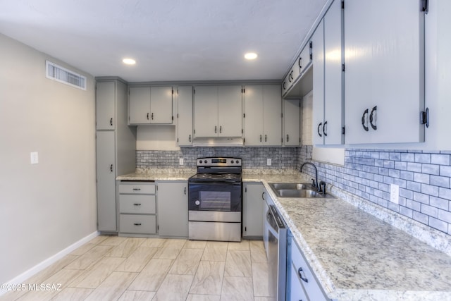 kitchen with stainless steel appliances, sink, tasteful backsplash, and gray cabinets