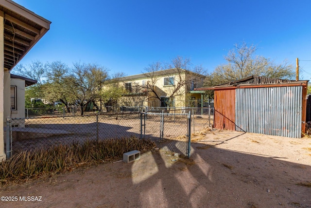 view of yard with an outbuilding