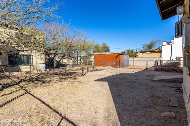 view of yard featuring a shed