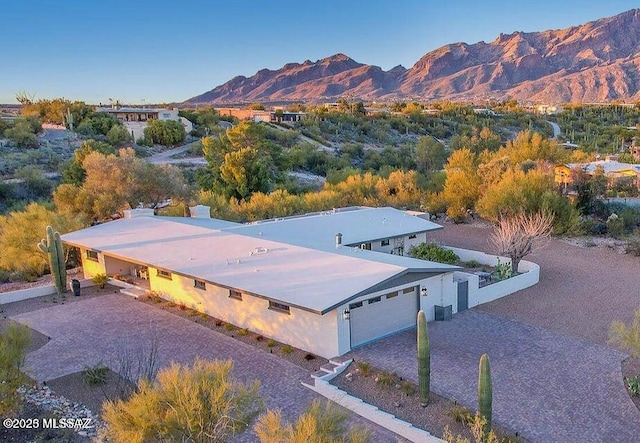 birds eye view of property featuring a mountain view