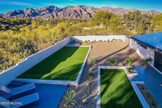 bird's eye view featuring a mountain view