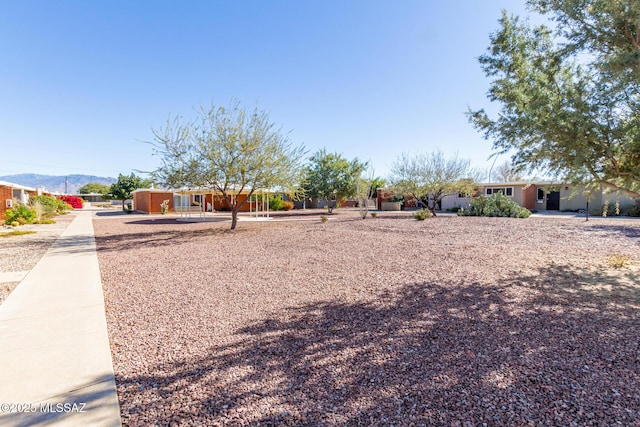 view of yard featuring a mountain view