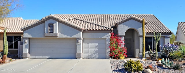 view of front facade featuring a garage