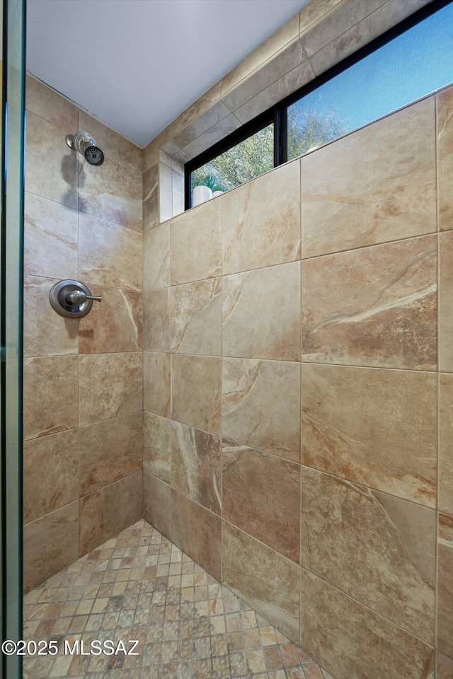 bathroom featuring a tile shower