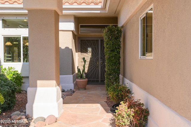 entrance to property featuring a patio