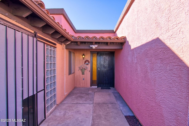 property entrance featuring a patio area