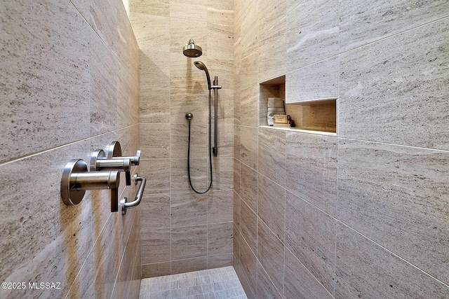 bathroom featuring a tile shower