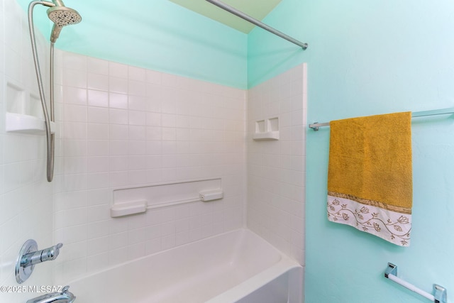 bathroom featuring tiled shower / bath combo