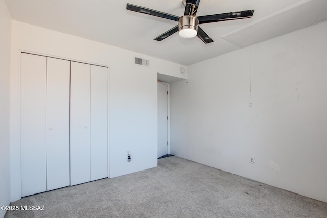 unfurnished bedroom with ceiling fan and a closet