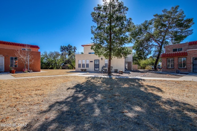 view of front facade with a front lawn