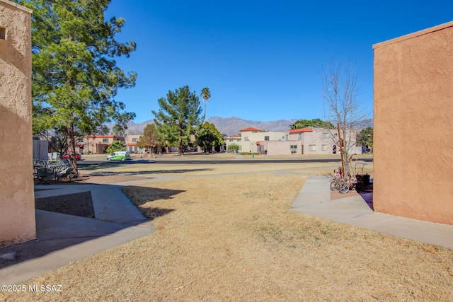 view of yard featuring a mountain view