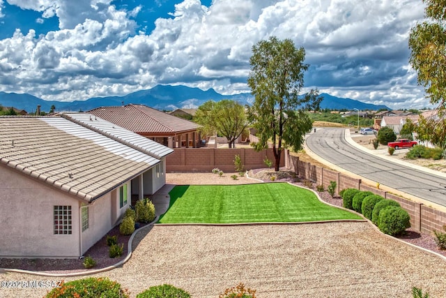 view of yard featuring a mountain view