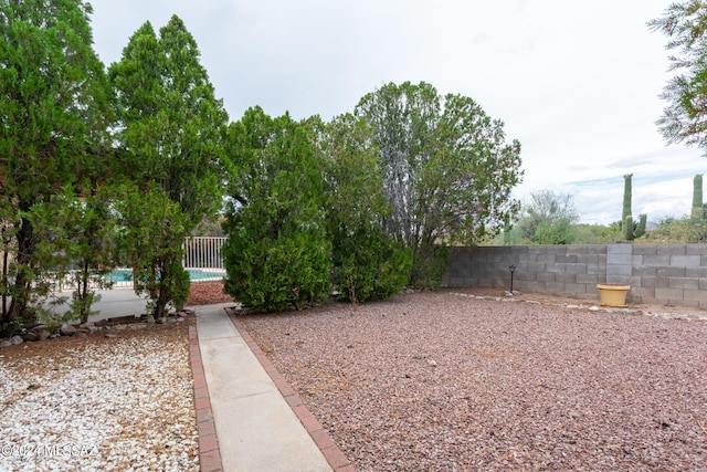 view of yard featuring a pool