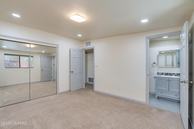 empty room with baseboards, recessed lighting, and carpet