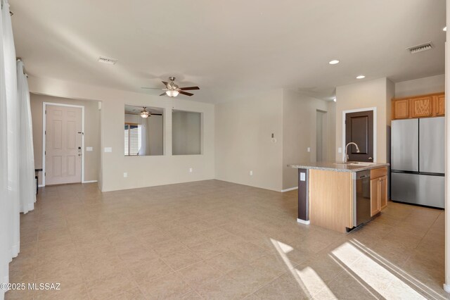 kitchen featuring hanging light fixtures, an island with sink, stainless steel appliances, light tile patterned floors, and a chandelier