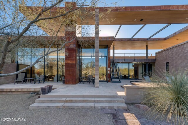 view of patio / terrace with a jacuzzi and a mountain view