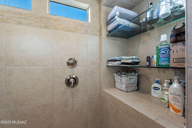 bathroom featuring a tile shower