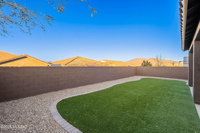 view of yard featuring a mountain view