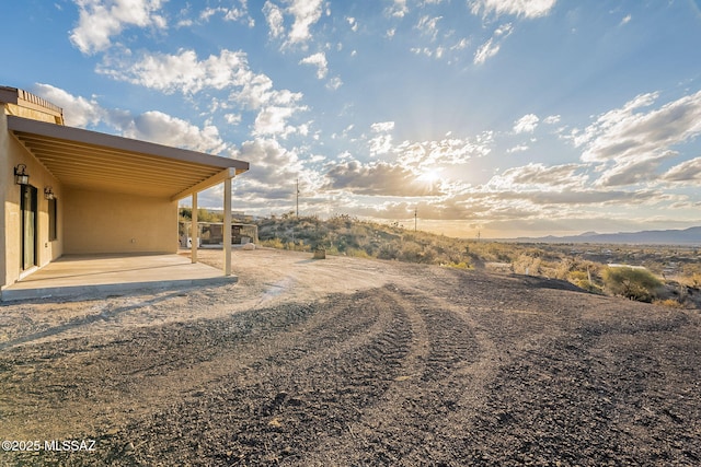 view of yard featuring a mountain view