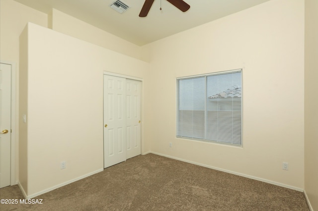 carpeted empty room featuring ceiling fan