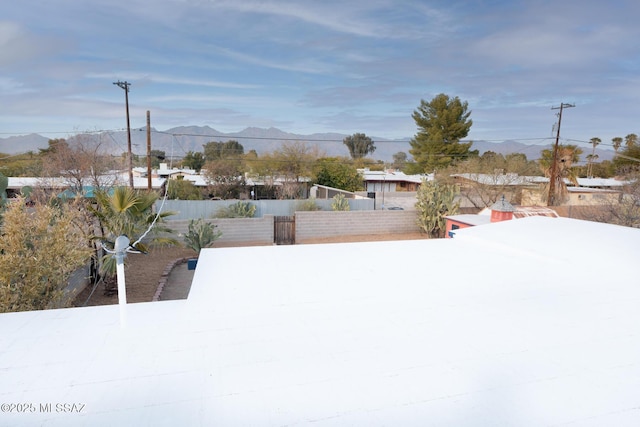 view of yard with a mountain view