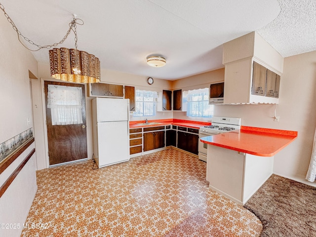 281 E Walker St, Benson, AZ 85602 - kitchen with sink, white appliances, kitchen peninsula, and a textured ceiling