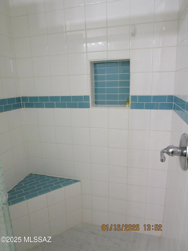 bathroom featuring a tile shower