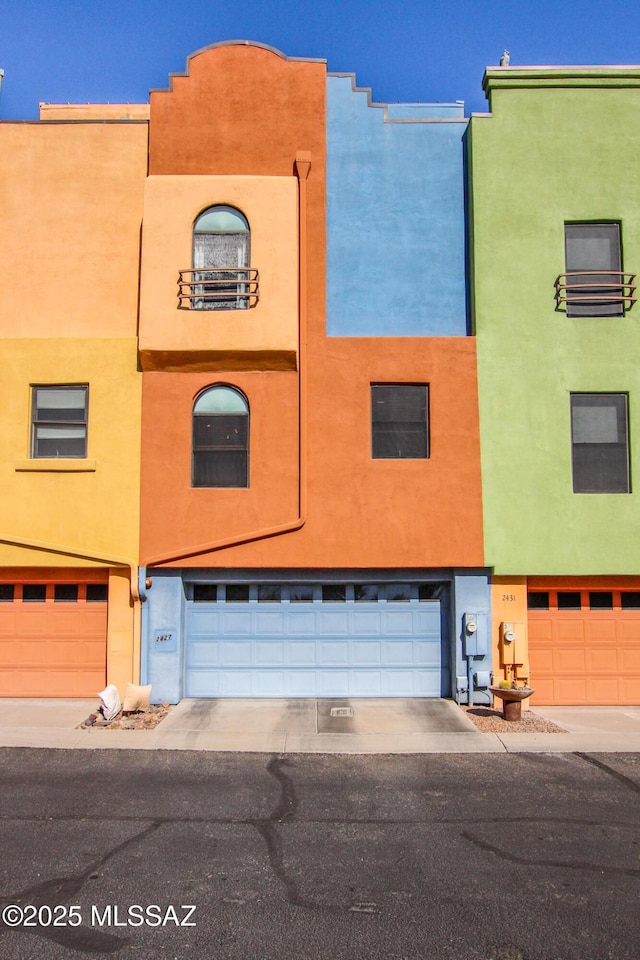 view of front facade with a garage