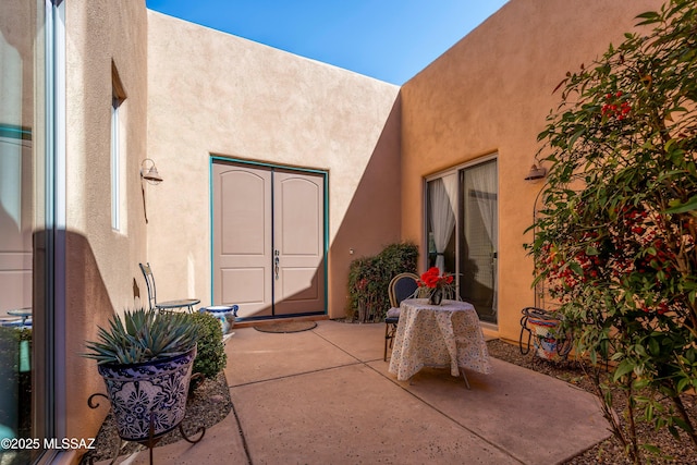 entrance to property featuring a patio area