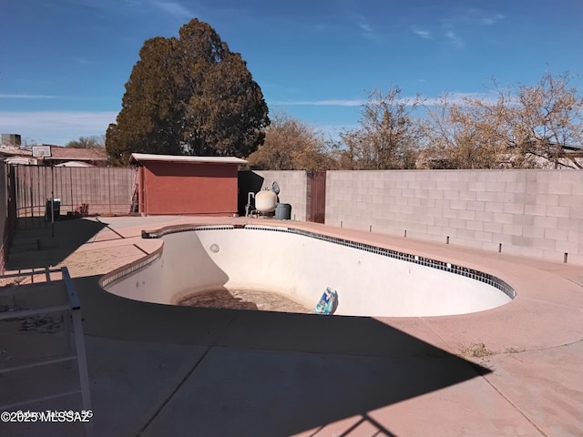 view of swimming pool