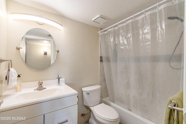 full bath with shower / tub combo with curtain, vanity, and toilet