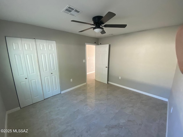 unfurnished bedroom featuring ceiling fan and a closet