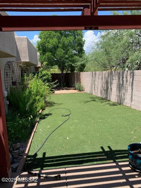 view of yard featuring a pergola