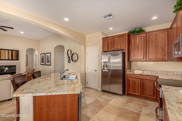 60782 E Arroyo Vista Dr, Oracle, AZ 85623 - kitchen featuring a sink, stainless steel appliances, open floor plan, visible vents, and ceiling fan
