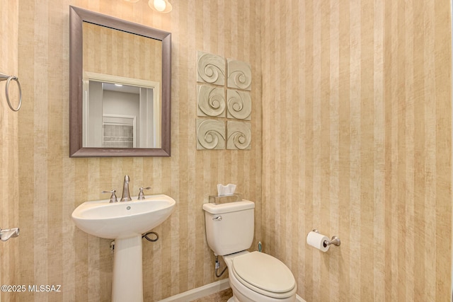 60782 E Arroyo Vista Dr, Oracle, AZ 85623 - bathroom featuring wallpapered walls and toilet