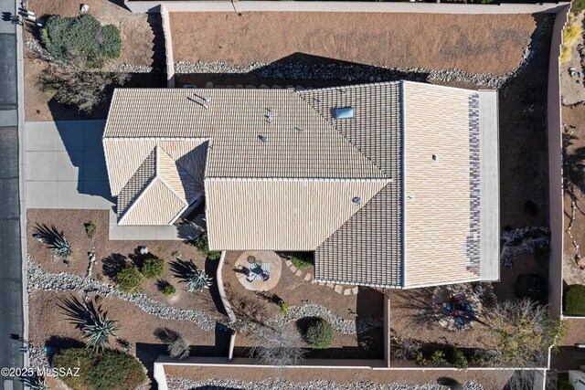 birds eye view of property featuring a mountain view