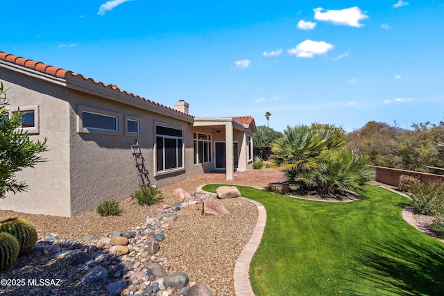 view of yard featuring a patio area
