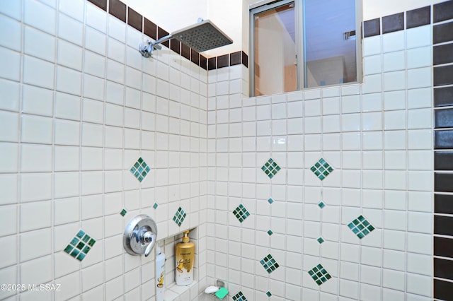 bathroom featuring tiled shower