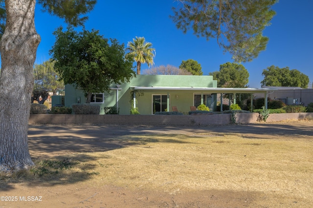 single story home with a front yard