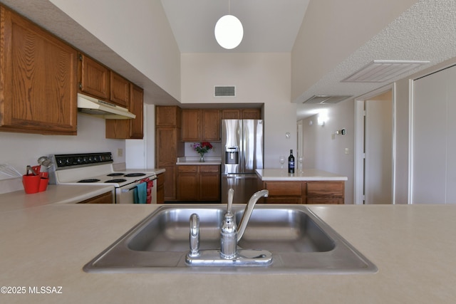 kitchen featuring stainless steel fridge with ice dispenser, under cabinet range hood, visible vents, electric stove, and a sink